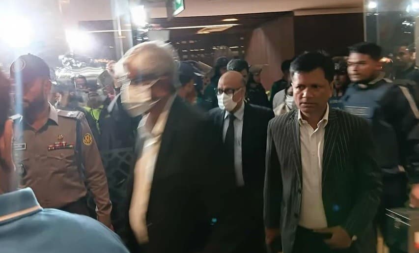 টানা ৬ ঘণ্টা অবরুদ্ধ থাকার পর সচিবালয় ছাড়লেন অর্থ উপদেষ্টা